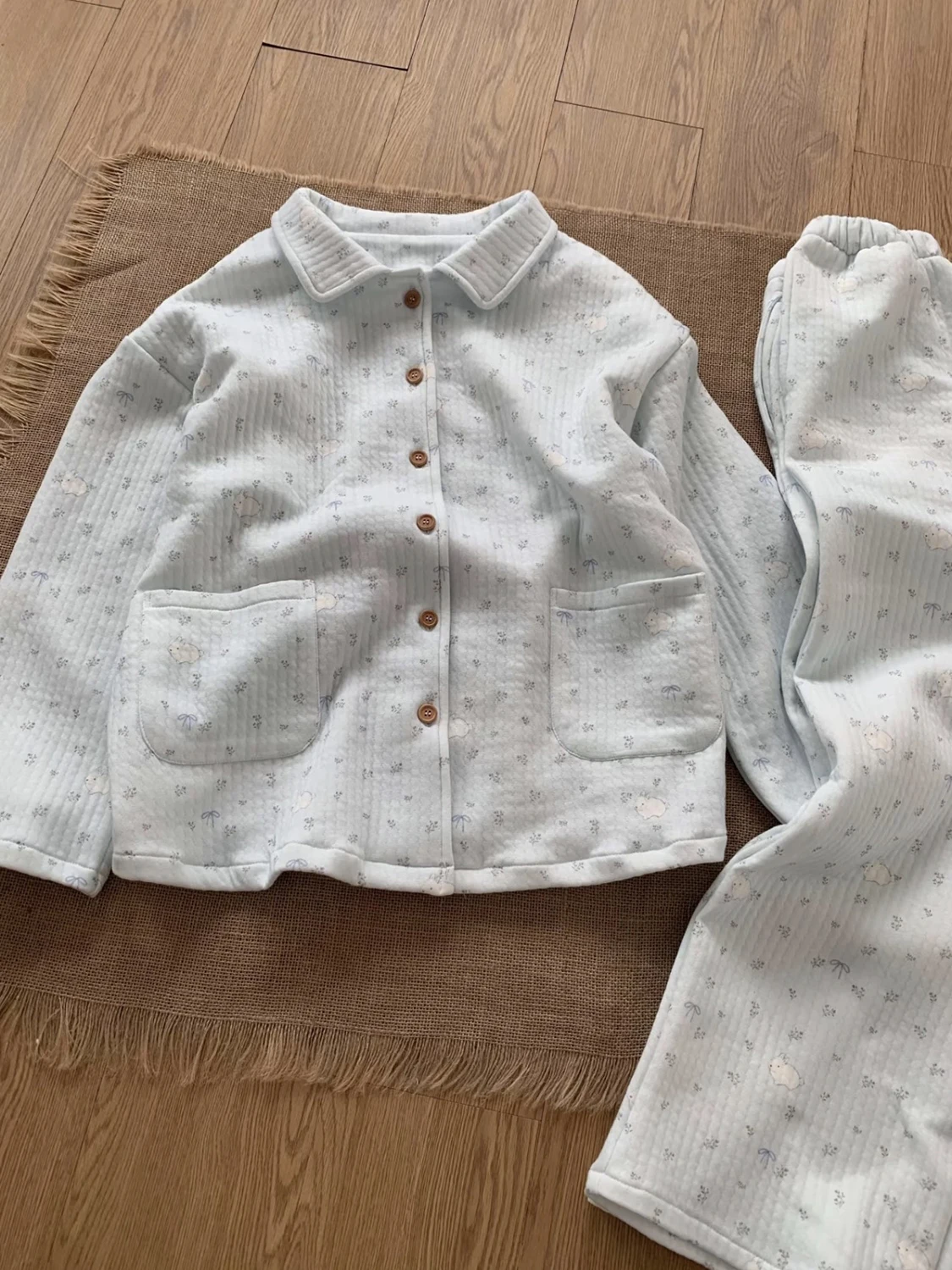 Thickened Air Cotton Sleepwear Set for Women Rabbit Ear Design Warm And Cute Home Clothes Long Sleeve Pants Suitable for Autu...
Thickened Air Cotton Sleepwear Set for Women Rabbit Ear Design Warm And Cute Home Clothes Long Sleeve Pants Suitable for Autu...