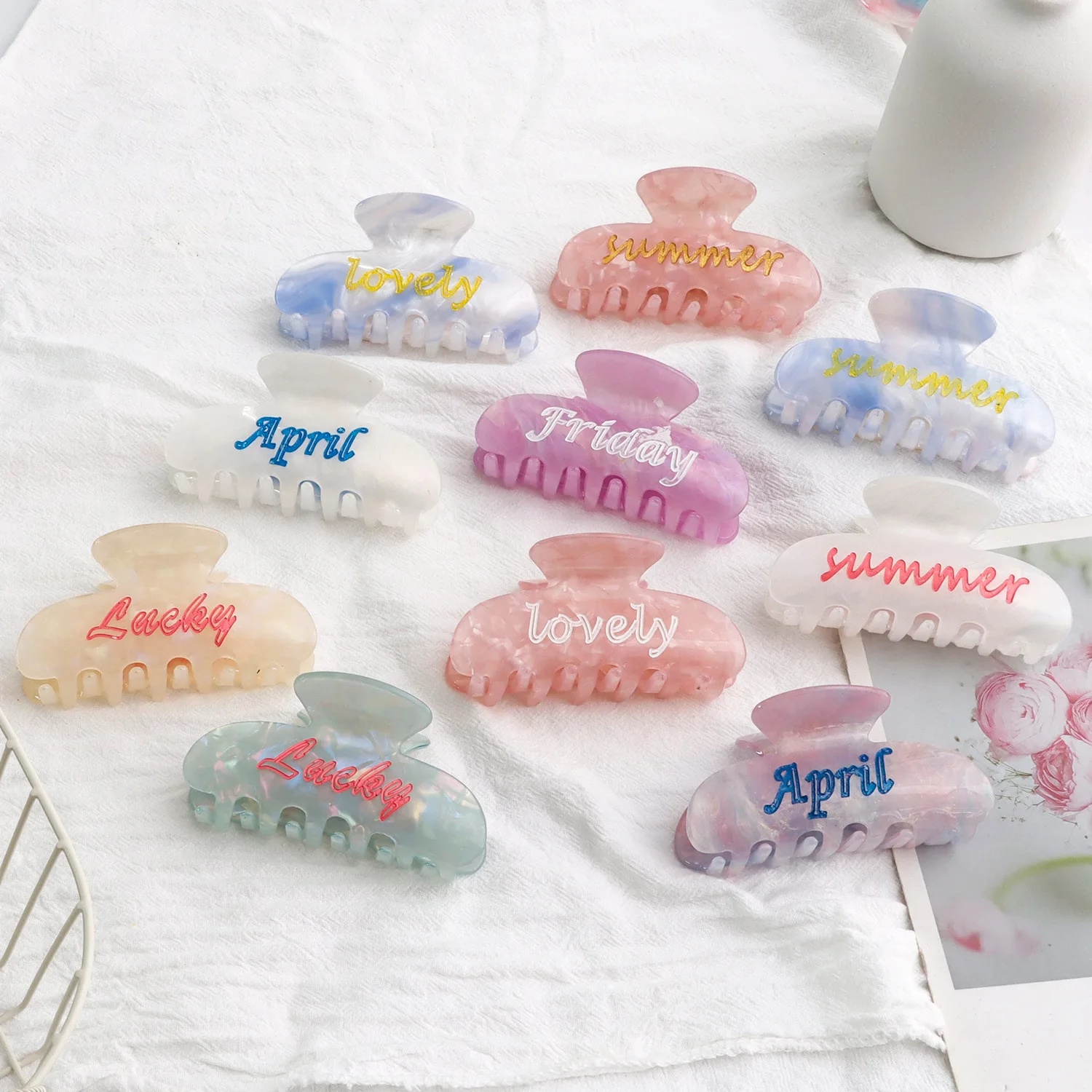 Colourful dopamine-style letter hair clips for spring and summer – half-up hairstyles, shark clips, cute hair grips
Colourful dopamine-style letter hair clips for spring and summer – half-up hairstyles, shark clips, cute hair grips