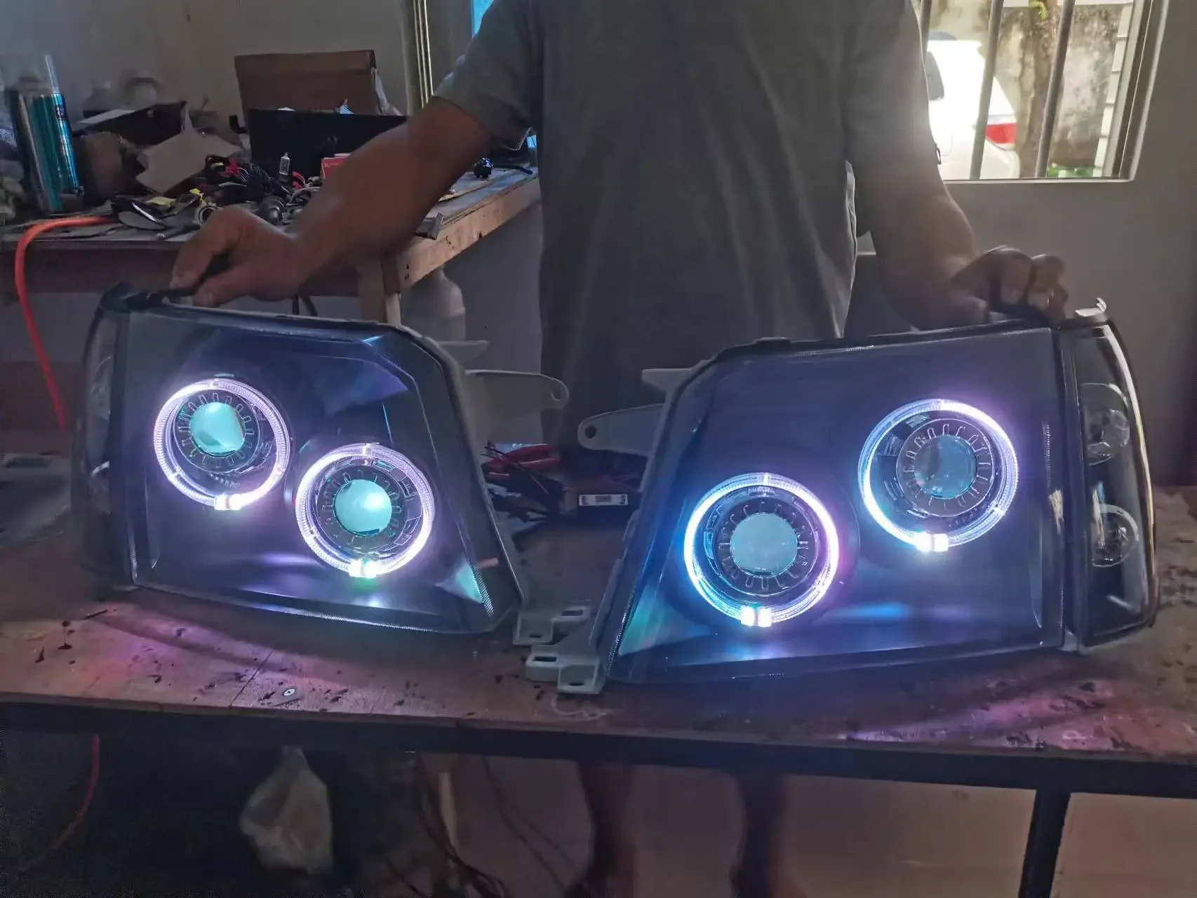 Светодиодная фара для Toyota Land Cruiser LC90 Angel Eye DRL дневные ходовые огни с линзой проектора
Светодиодная фара для Toyota Land Cruiser LC90 Angel Eye DRL дневные ходовые огни с линзой проектора
