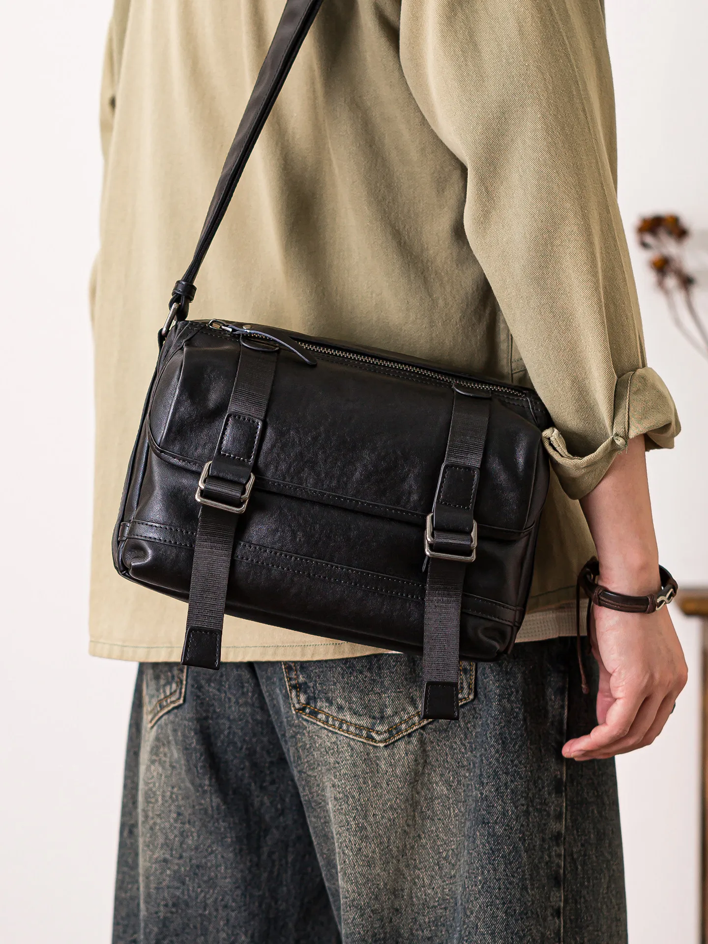 Organizers designers handmade genuine leather men's shoulder bags for outdoor travel luxury real cow leather black postman bags
Organizers designers handmade genuine leather men's shoulder bags for outdoor travel luxury real cow leather black postman bags