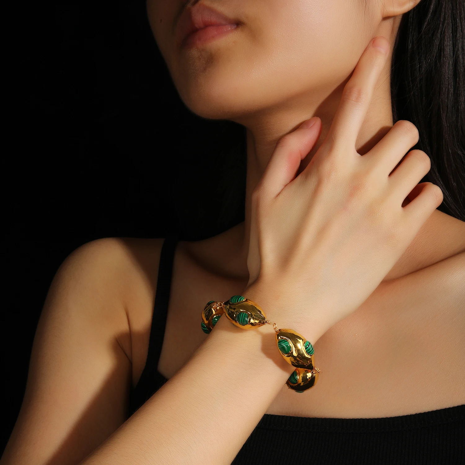 Natural Green Crystal Jewelry Gold-Plated Wrapped Ladies Bracelet Vintage 10-Inch Winding Hand Chain Hand Accessory 
Natural Green Crystal Jewelry Gold-Plated Wrapped Ladies Bracelet Vintage 10-Inch Winding Hand Chain Hand Accessory