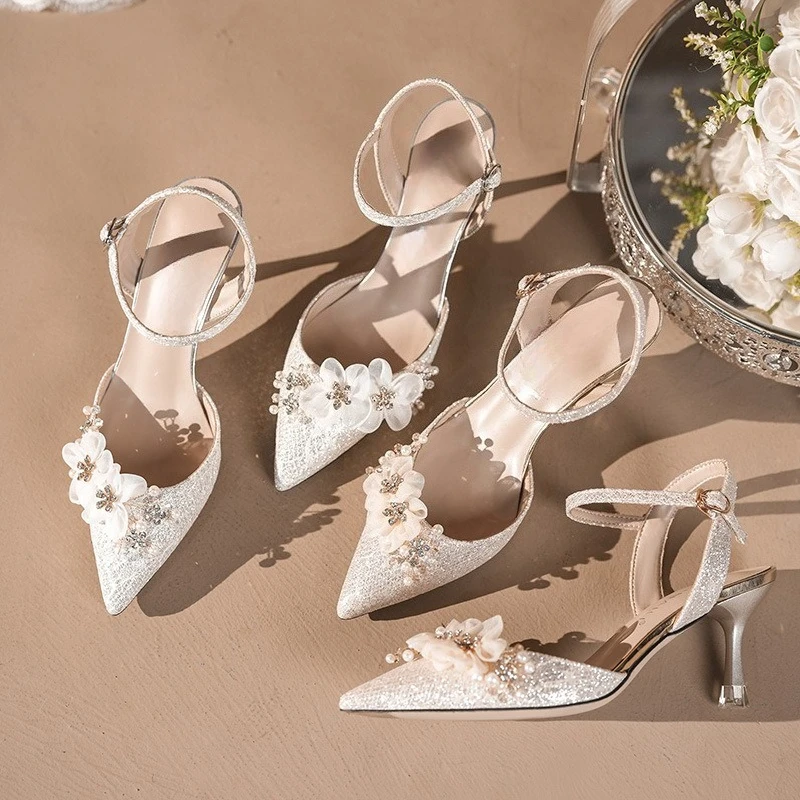 Новинка лета 2025 года, сумка с острым носком на тонком каблуке, пустое слово на высоком каблуке, свадебные туфли подружки невесты с цветком
Новинка лета 2025 года, сумка с острым носком на тонком каблуке, пустое слово на высоком каблуке, свадебные туфли подружки невесты с цветком