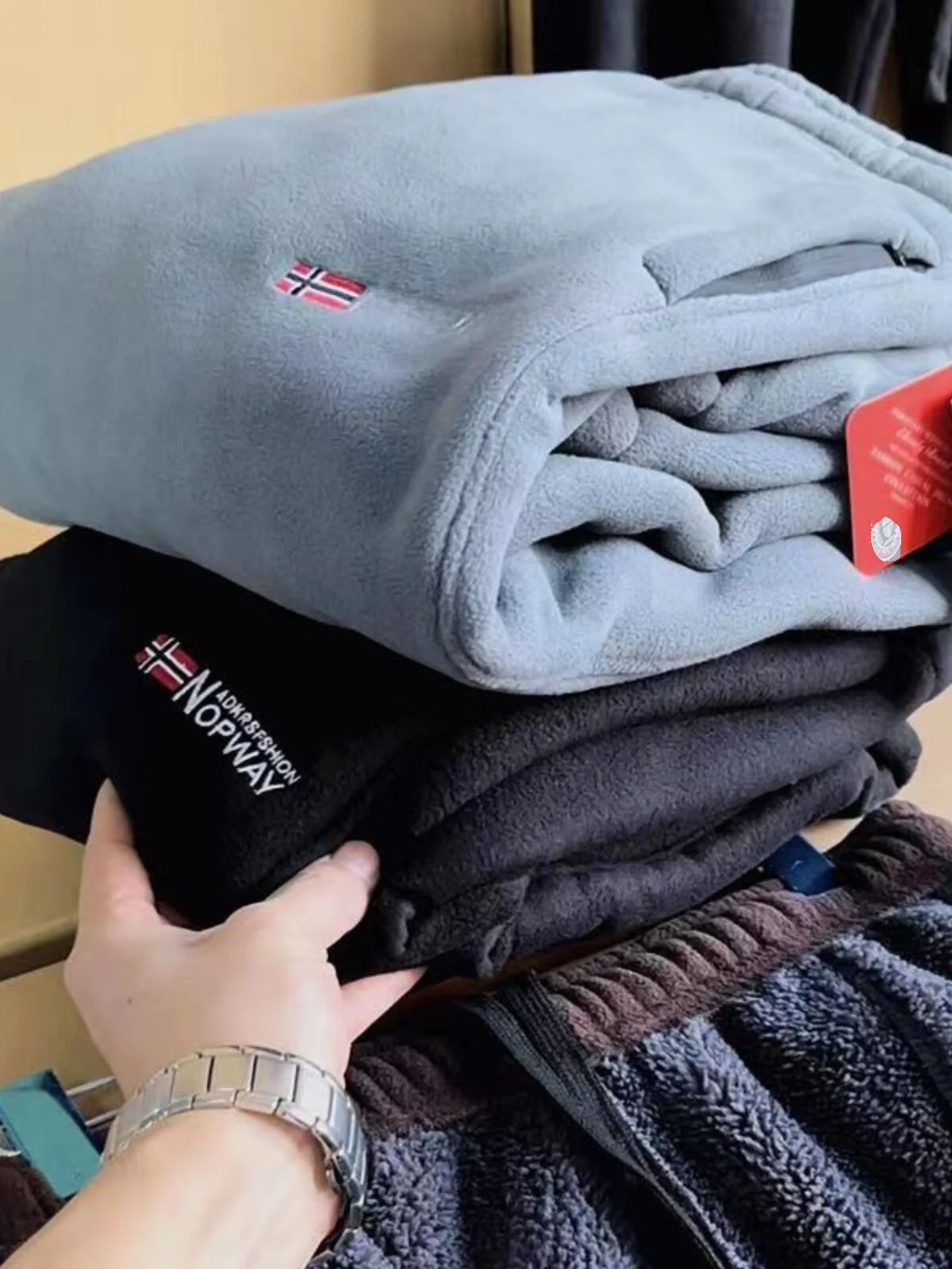 Thiened Orlon Lamb бархатные теплые брюки мужские повседневные спортивные штаны молодежные Vitali Sle свободный крой с эластичной резинкой на талии повседневная одежда
Thiened Orlon Lamb бархатные теплые брюки мужские повседневные спортивные штаны молодежные Vitali Sle свободный крой с эластичной резинкой на талии повседневная одежда