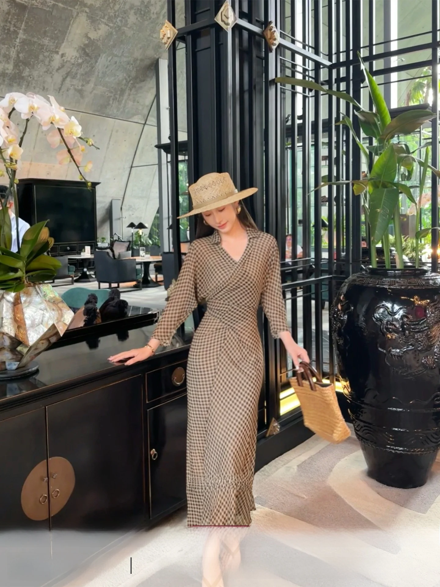 Retro Korean Style Waist-Cinching Dress Women's Spring Season Belted Long Skirt V-neckline City Commute Casual Wear
Retro Korean Style Waist-Cinching Dress Women's Spring Season Belted Long Skirt V-neckline City Commute Casual Wear