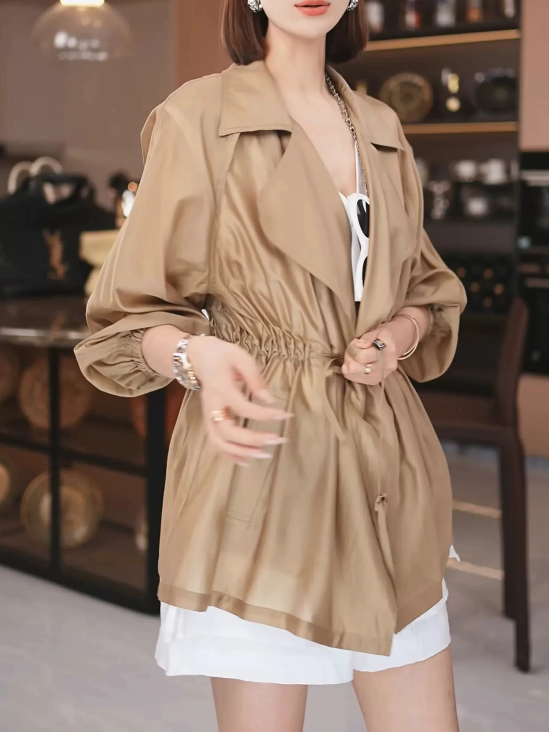 2026 New Women's Lightweight Trench Coat Khaki Lapel Drawstring Waist 3/4 Sleeve Casual Windbreaker Jacket 130005
2026 New Women's Lightweight Trench Coat Khaki Lapel Drawstring Waist 3/4 Sleeve Casual Windbreaker Jacket 130005