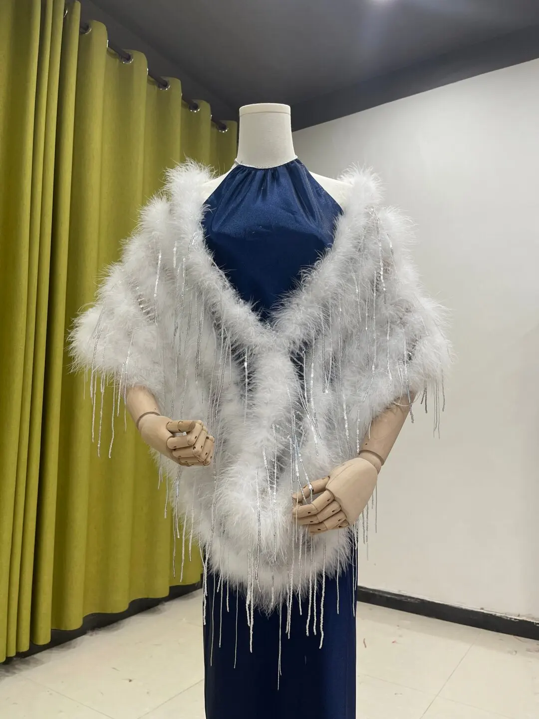 Ladies White Real Ostrich Feather Shawl Evening Party Outerwear Tassel Decorated Fur Shawl Wedding Outer Wrap Luxury Summer
Ladies White Real Ostrich Feather Shawl Evening Party Outerwear Tassel Decorated Fur Shawl Wedding Outer Wrap Luxury Summer