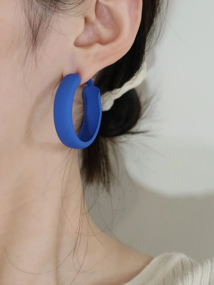 Klein blue matte royal blue temperament premium loop earrings 
Klein blue matte royal blue temperament premium loop earrings