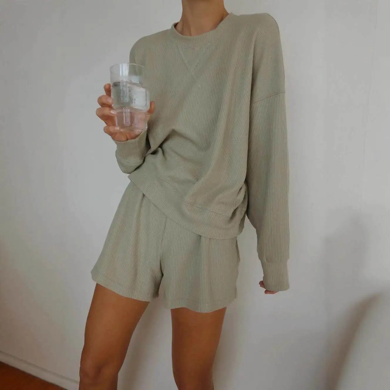 Модный повседневный комплект из цветного топа и шорт для женщин, новинка весна-лето, товары eBay, средняя/низкая талия, трикотаж из ПВХ
Модный повседневный комплект из цветного топа и шорт для женщин, новинка весна-лето, товары eBay, средняя/низкая талия, трикотаж из ПВХ