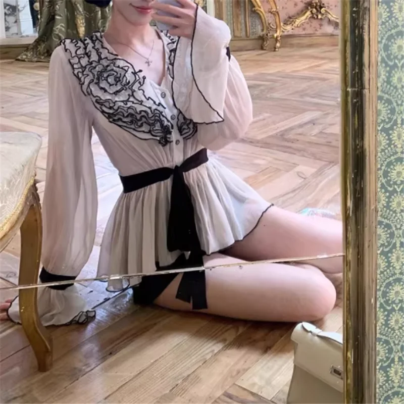 V-neck Lace Flower Ruffles Long Flare Sleeved Chiffon Shirt Women Elegant Stunning Top Chic Contrasting Color Sheer Niche Blouse
V-neck Lace Flower Ruffles Long Flare Sleeved Chiffon Shirt Women Elegant Stunning Top Chic Contrasting Color Sheer Niche Blouse