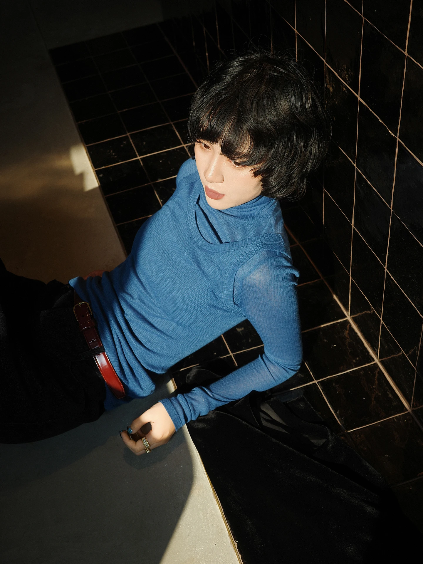 Женская облегающая футболка с высоким воротом в корейском стиле, базовая модель с длинным рукавом из полиэстера, модный дизайн для осеннего сезона
Женская облегающая футболка с высоким воротом в корейском стиле, базовая модель с длинным рукавом из полиэстера, модный дизайн для осеннего сезона