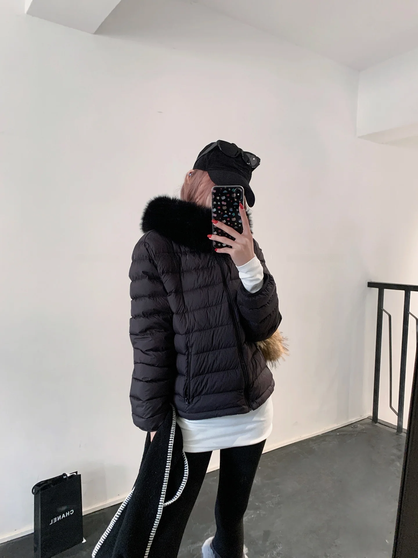Lili Miss Winter Warm Short down Jacket Hooded White Duck Feather Collar Slim Fit Polyester Fiber 3D Stereo Design Ladies Coat
Lili Miss Winter Warm Short down Jacket Hooded White Duck Feather Collar Slim Fit Polyester Fiber 3D Stereo Design Ladies Coat