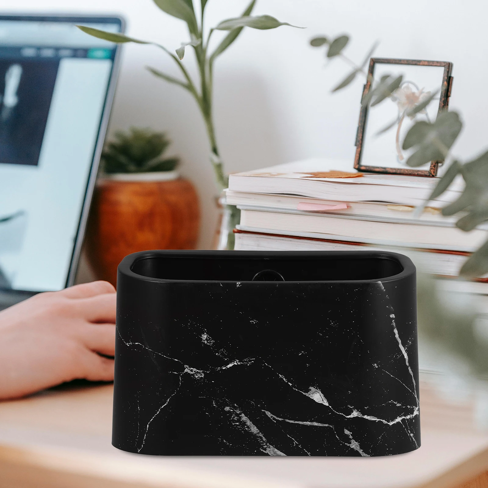 Desktop Trash Can Small with Lid (0917 Paper Basket Simple Office Pp Desktop-black) Square 
Desktop Trash Can Small with Lid (0917 Paper Basket Simple Office Pp Desktop-black) Square