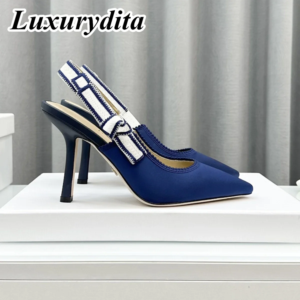 Top Quality Luxury Womens Sandal Casual Lace Flat Fashion Embroidered Muller Shoes Designer Silk Leather Soled High Heel
Top Quality Luxury Womens Sandal Casual Lace Flat Fashion Embroidered Muller Shoes Designer Silk Leather Soled High Heel