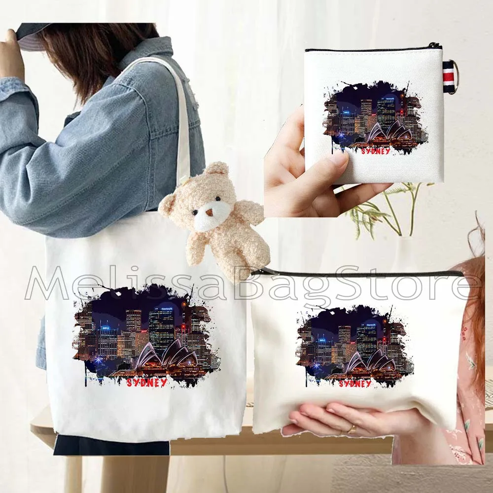 4PCS Gifts Sydney Australia White Canvas Tote Bag Handbag with Doll Key Coin Purse Cosmetic Makeup Toilet Bag Case Pouch
4PCS Gifts Sydney Australia White Canvas Tote Bag Handbag with Doll Key Coin Purse Cosmetic Makeup Toilet Bag Case Pouch