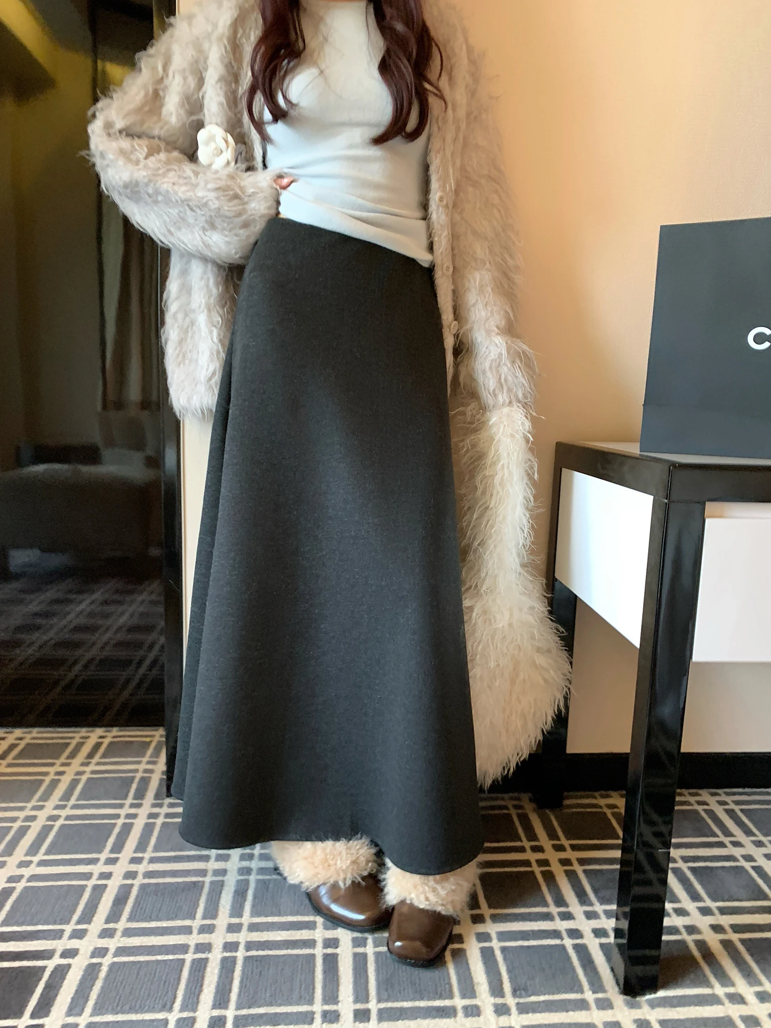 Теплая шерстяная микро-юбка А-силуэта с эластичным поясом, женская длинная юбка для весны, осени и зимы, модная ретро-модель средней длины
Теплая шерстяная микро-юбка А-силуэта с эластичным поясом, женская длинная юбка для весны, осени и зимы, модная ретро-модель средней длины