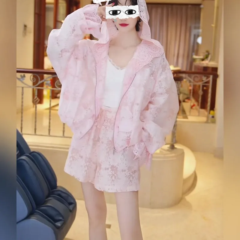 Новый универсальный комплект из двух предметов: кружевная ажурная жаккардовая куртка с капюшоном на молнии и свободные брюки. Изысканный и простой стиль, защита от солнца, ветрозащита.
Новый универсальный комплект из двух предметов: кружевная ажурная жаккардовая куртка с капюшоном на молнии и свободные брюки. Изысканный и простой стиль, защита от солнца, ветрозащита.