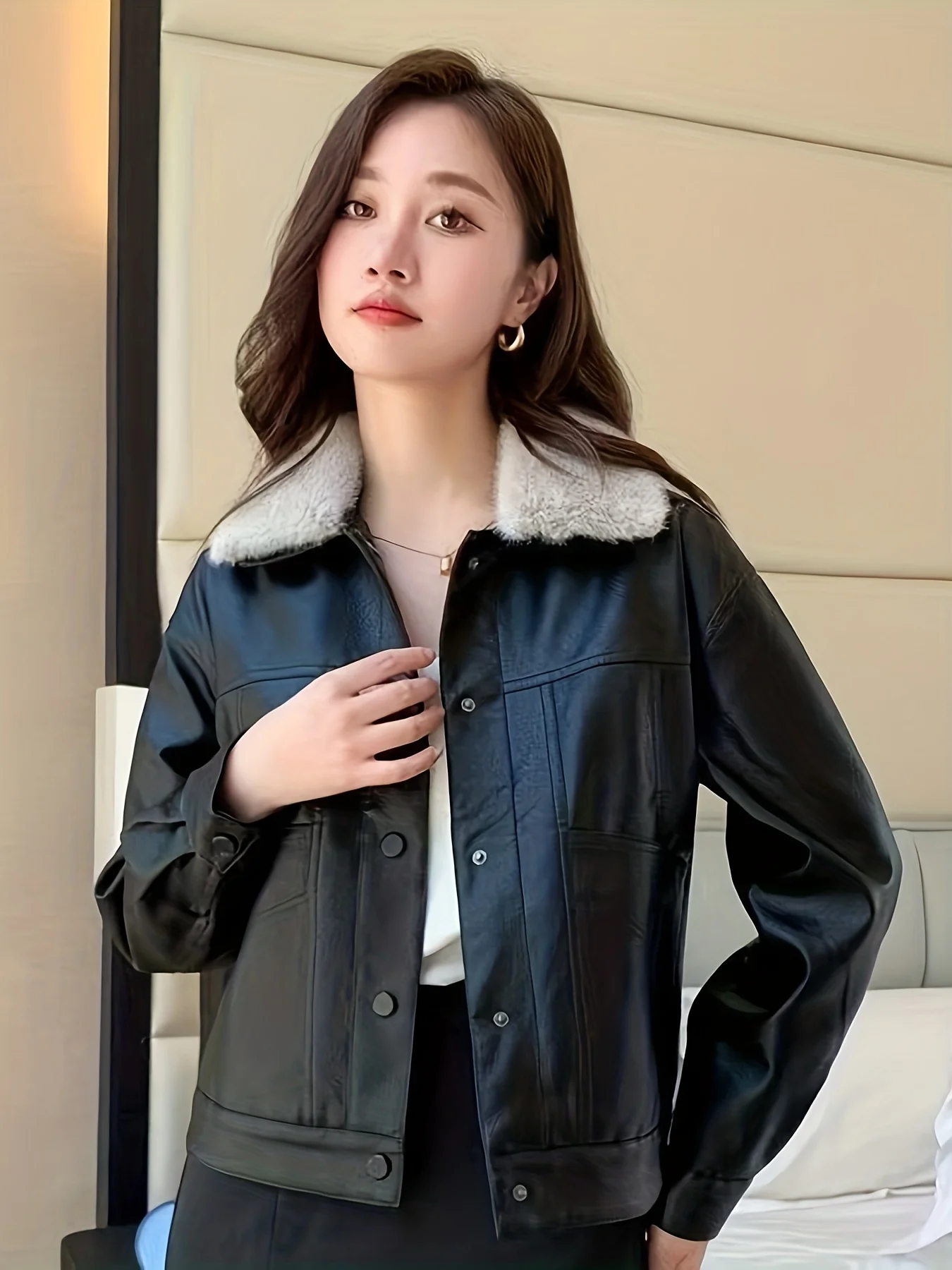 Winter Women's Detachable Fur Collar Lapel Fleece-Lined Pu Leather Jacket
Winter Women's Detachable Fur Collar Lapel Fleece-Lined Pu Leather Jacket