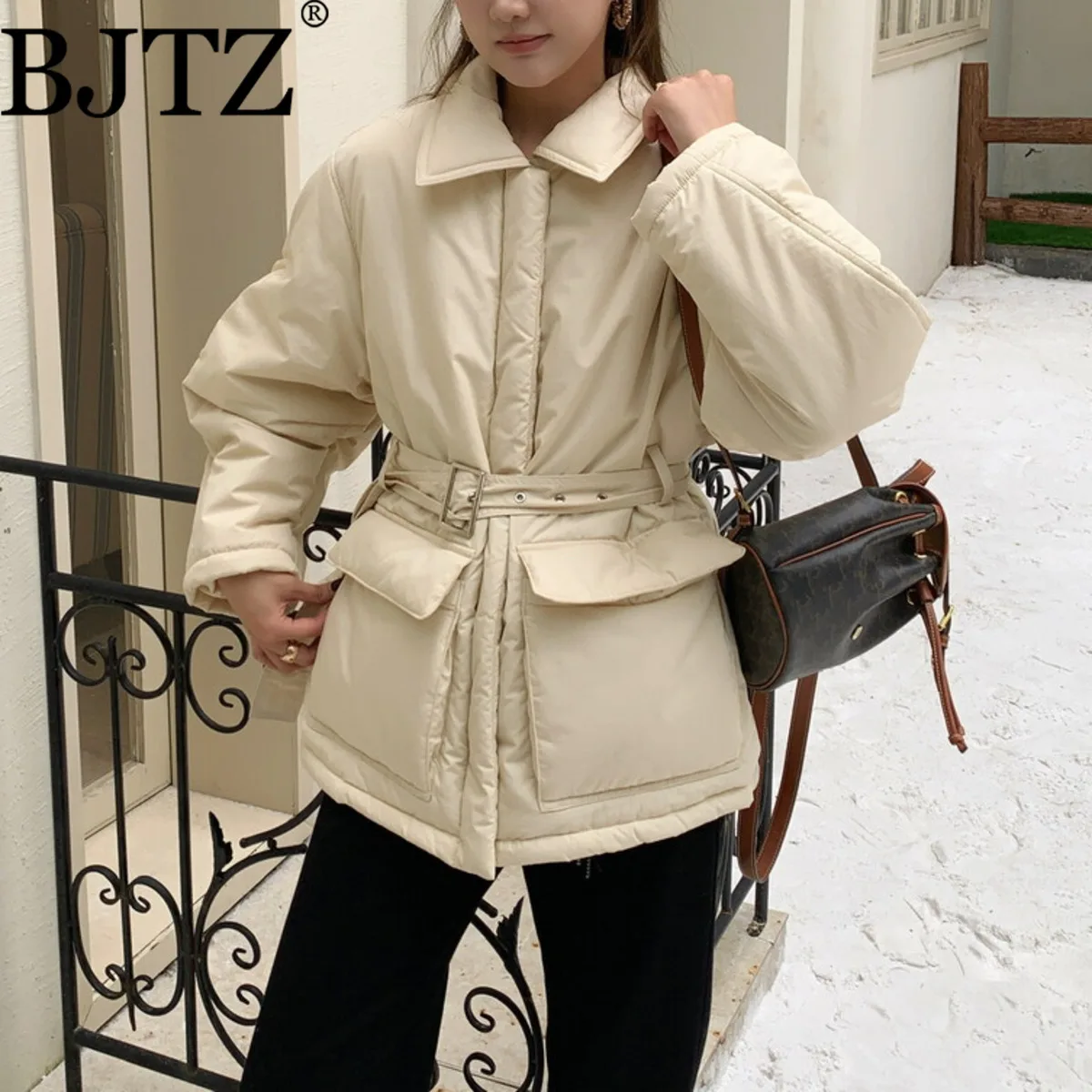 BJTZ Designer Oversized Notched Collar Thermal Puffer Jacket Women’s Elegant Minimalist Casual Outerwear Autumn Winter 2025
BJTZ Designer Oversized Notched Collar Thermal Puffer Jacket Women’s Elegant Minimalist Casual Outerwear Autumn Winter 2025