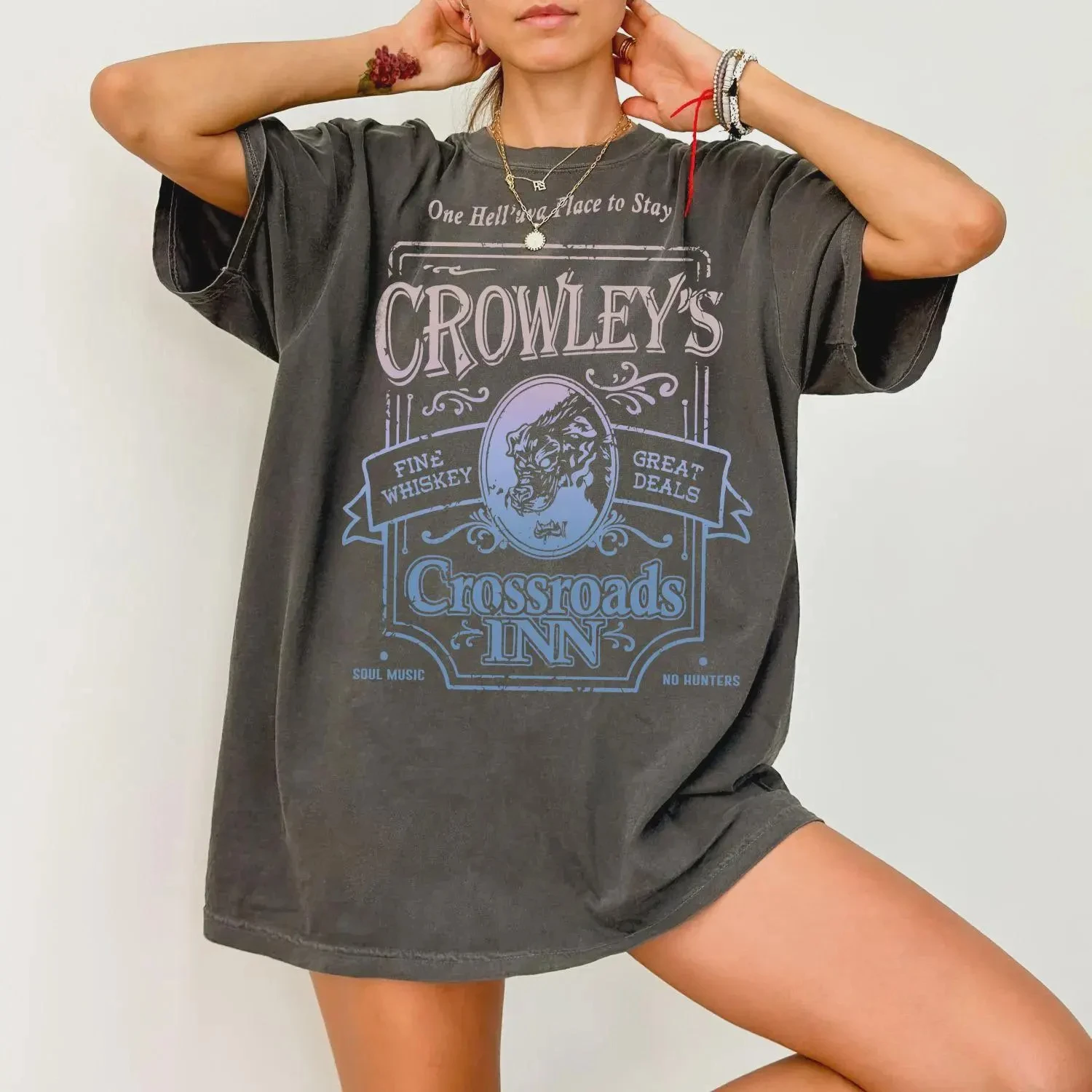 Женская футболка больших размеров Supernatural Crowley's Crossroads Inn из чистого хлопка, дышащая, стильная, универсальная, в уличном стиле, оверсайз
Женская футболка больших размеров Supernatural Crowley's Crossroads Inn из чистого хлопка, дышащая, стильная, универсальная, в уличном стиле, оверсайз
