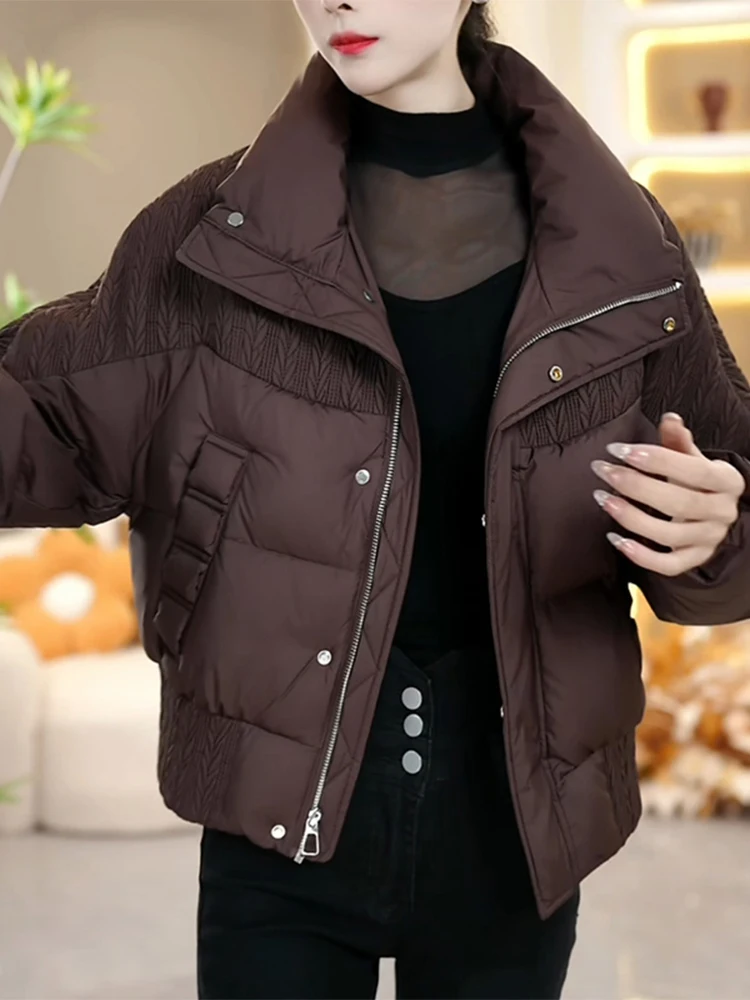 Модная короткая хлопковая куртка для женщин: зимнее пальто премиум-качества, стильный дизайн, удобный для повседневной носки.
Модная короткая хлопковая куртка для женщин: зимнее пальто премиум-качества, стильный дизайн, удобный для повседневной носки.