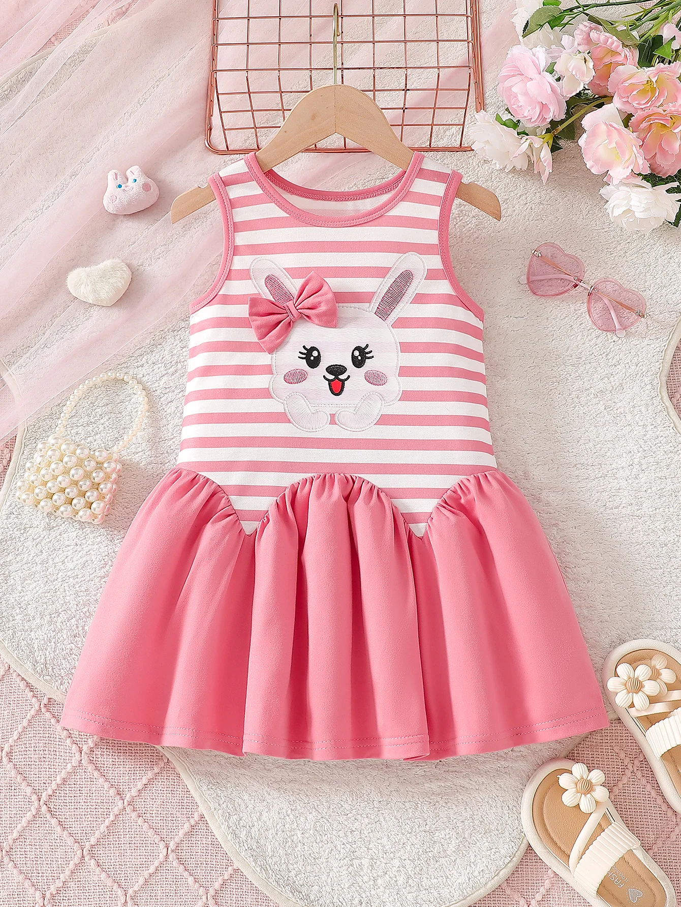 Милое платье для девочек в полоску с принтом кролика, без рукавов, в стиле колор-блок, длиной до колен, с 3D-бантом.
Милое платье для девочек в полоску с принтом кролика, без рукавов, в стиле колор-блок, длиной до колен, с 3D-бантом.