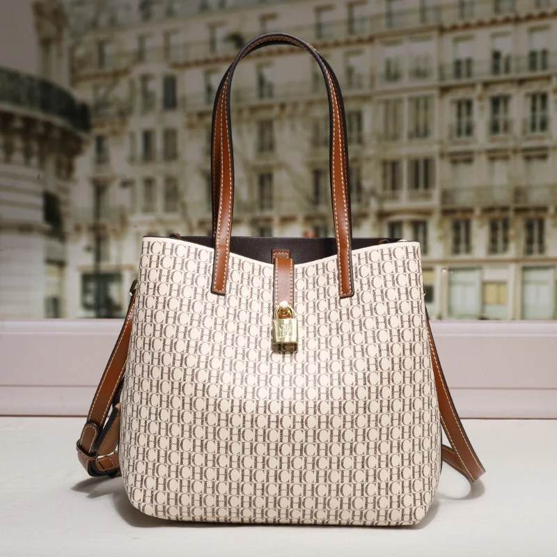 Trendy single shoulder bag with vintage European and American style letter prints, large capacity street bucket bag.
Trendy single shoulder bag with vintage European and American style letter prints, large capacity street bucket bag.