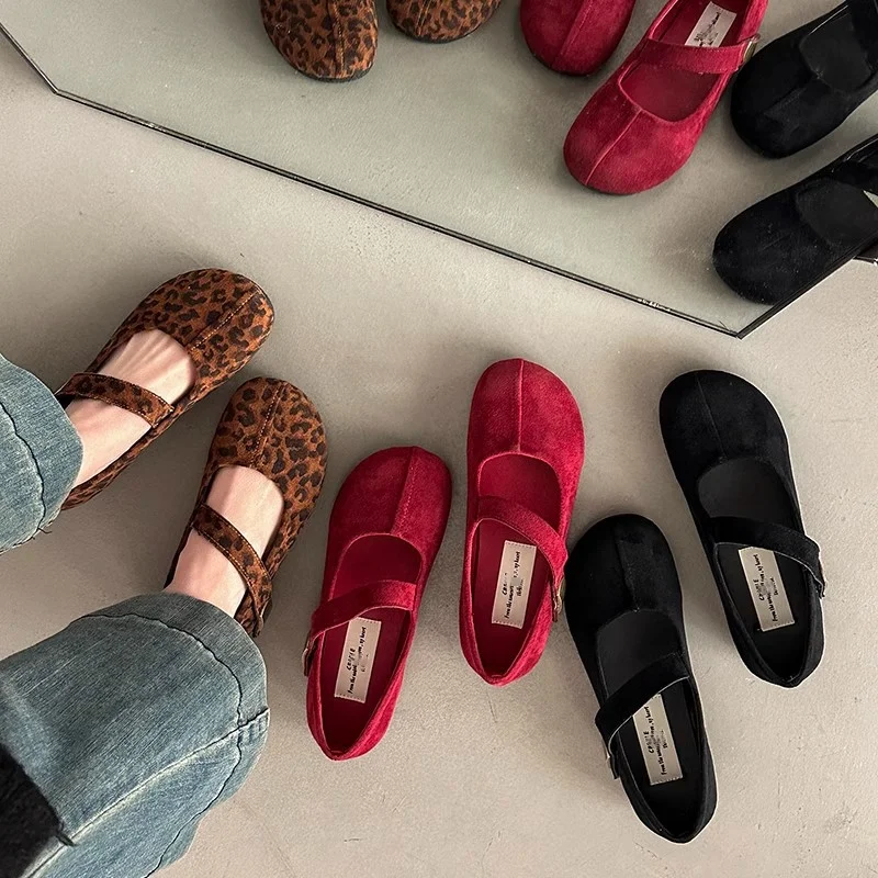 Shallow mouth leopard print single shoe for women 2026 new retro square toe thick heel single buckle with Mary Jane shoes
Shallow mouth leopard print single shoe for women 2026 new retro square toe thick heel single buckle with Mary Jane shoes