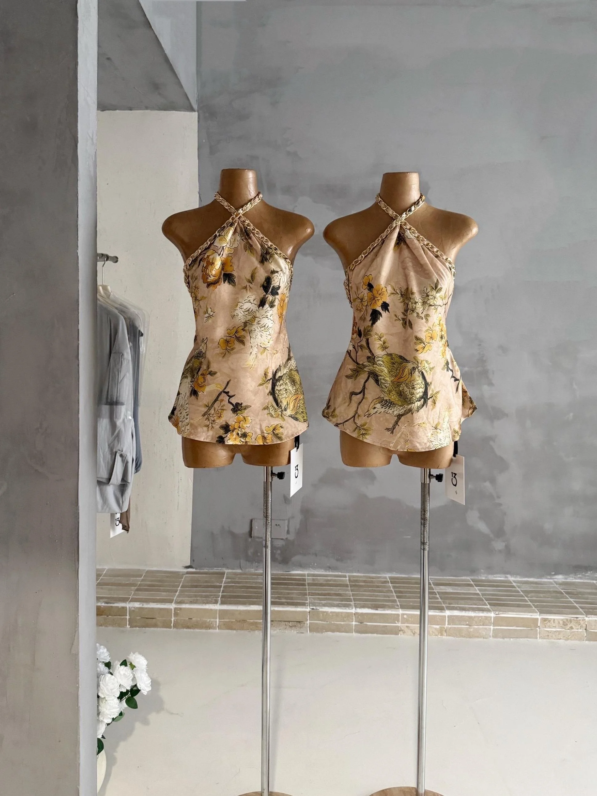 Retro Warm Toned Gilded Hanging Neck Strap Dress Thirteen Rows Vintage Position Printing Slim Fit Short Length Floral Print D...
Retro Warm Toned Gilded Hanging Neck Strap Dress Thirteen Rows Vintage Position Printing Slim Fit Short Length Floral Print D...