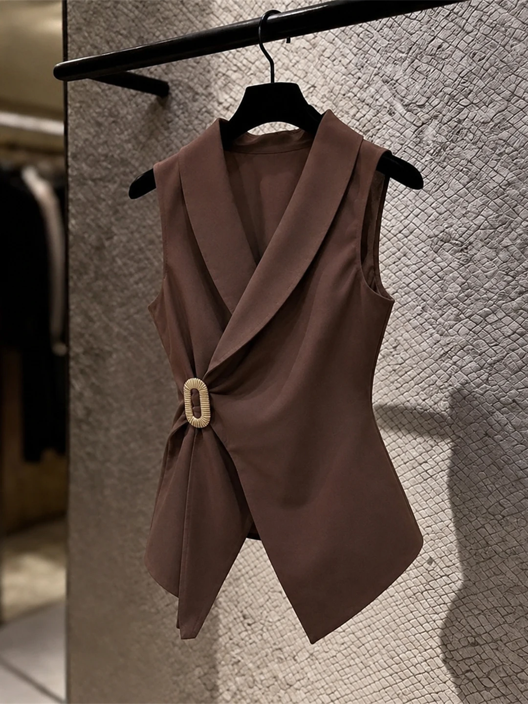 Retro Sleeveless Slim Fit V-Neck Shirt Korean Style Commute Wind Daily Top Women's Business Shirt Summer 2026 Poetess Lin
Retro Sleeveless Slim Fit V-Neck Shirt Korean Style Commute Wind Daily Top Women's Business Shirt Summer 2026 Poetess Lin