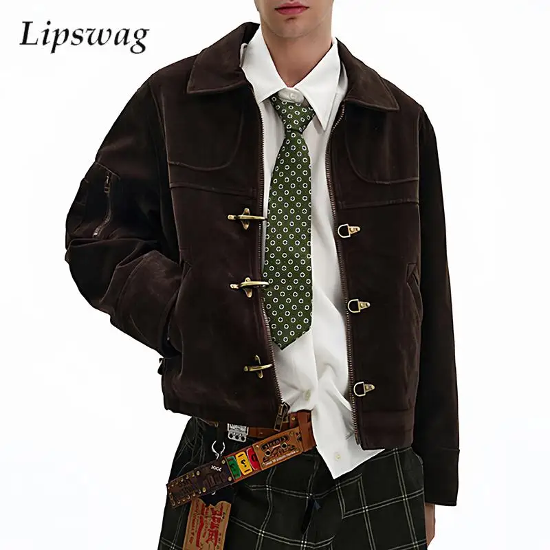 Модная мужская тонкая замшевая куртка, винтажная короткая куртка с отложным воротником и металлическими пуговицами, весенние мужские однотонные укороченные пальто
Модная мужская тонкая замшевая куртка, винтажная короткая куртка с отложным воротником и металлическими пуговицами, весенние мужские однотонные укороченные пальто