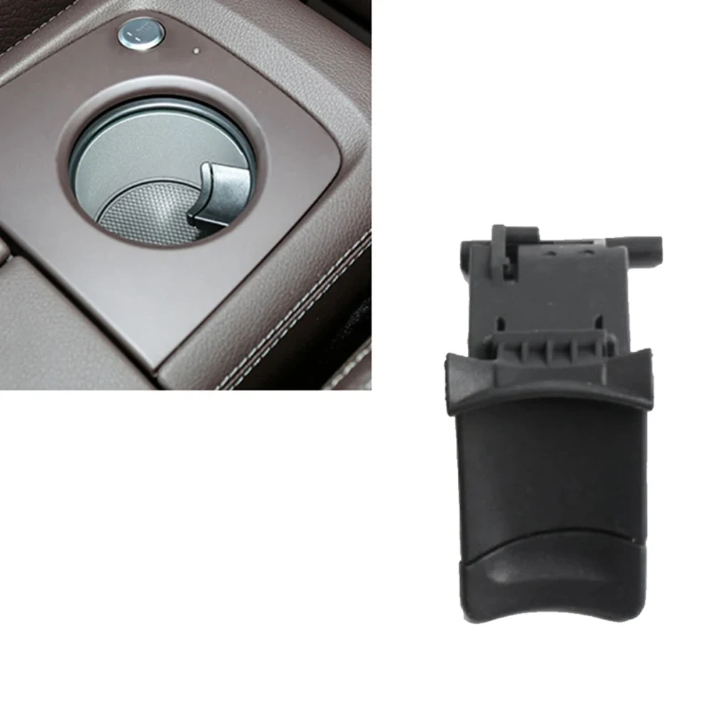 Защитите свои напитки с фиксирующей пряжкой подстаканника для Mercedes Benz W167 (2020 2024). Простая установка и надежный дизайн. 
Защитите свои напитки с фиксирующей пряжкой подстаканника для Mercedes Benz W167 (2020 2024). Простая установка и надежный дизайн.