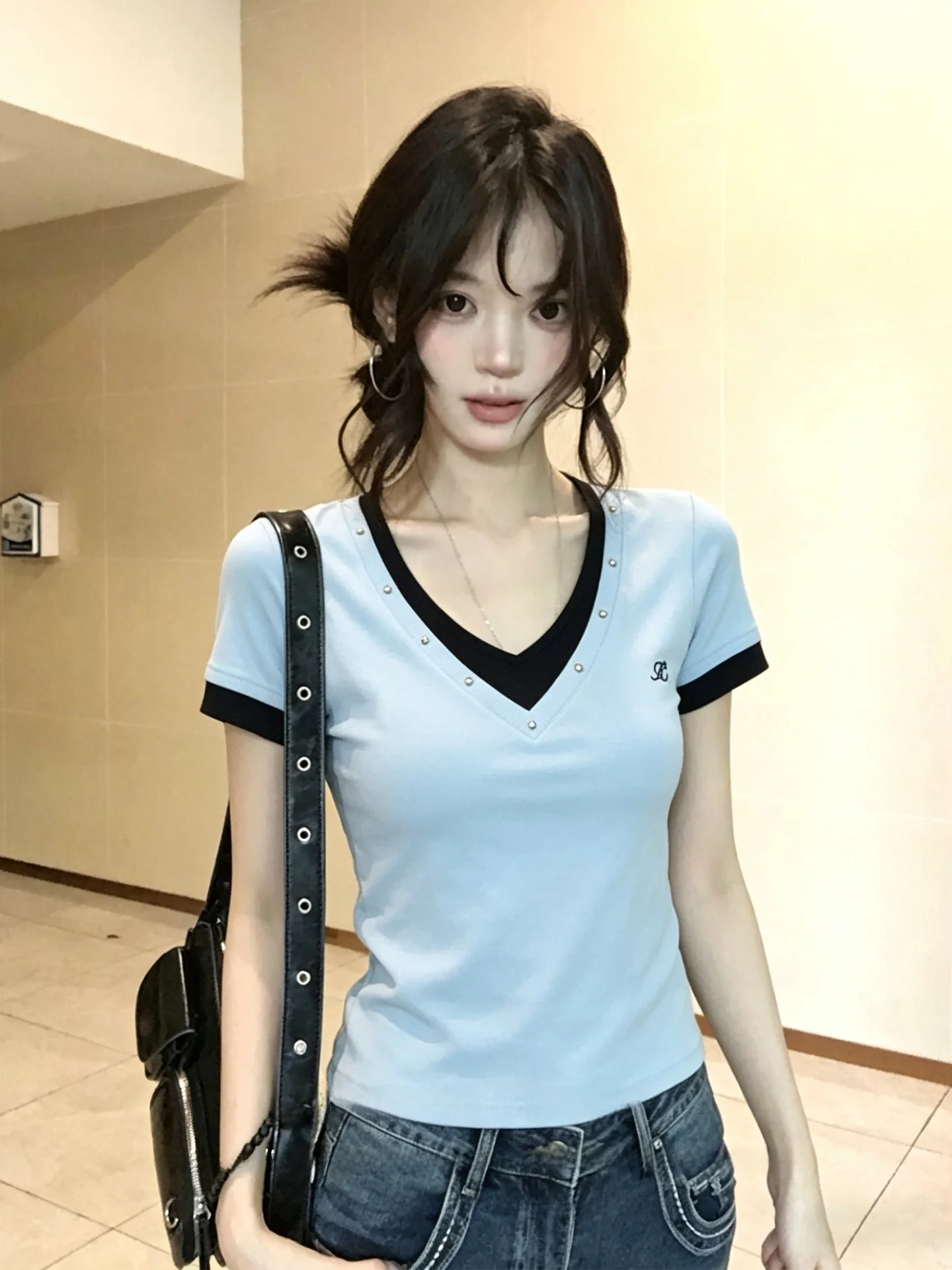 Blue Short Sleeve V-Neck T-Shirt Women's Summer Slimming Casual Style Fake Two-Piece Cool Feeling Breathable Soft Comfortable
Blue Short Sleeve V-Neck T-Shirt Women's Summer Slimming Casual Style Fake Two-Piece Cool Feeling Breathable Soft Comfortable