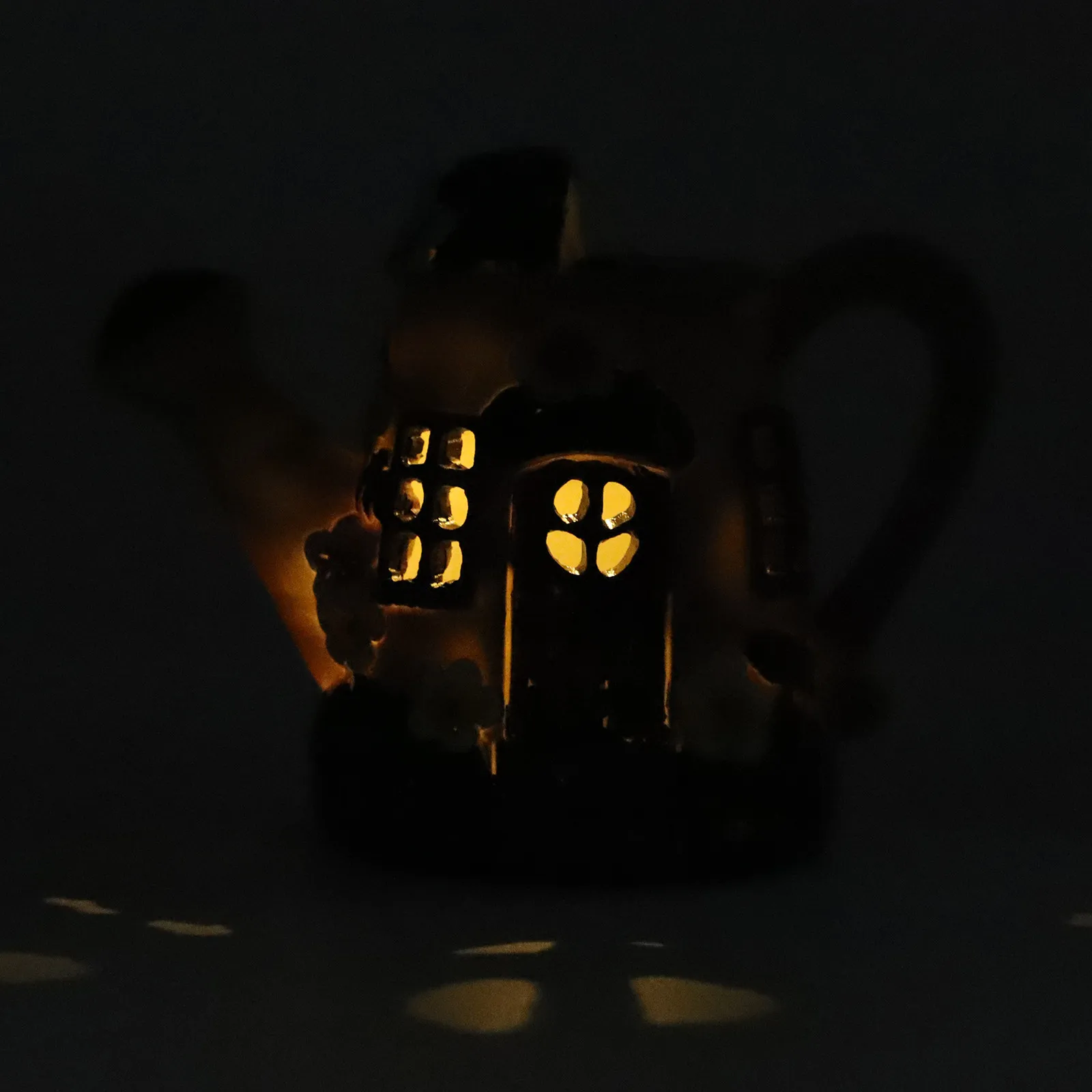 1Pcs Solar Luminous Resin Watering Can Ornament Desktop Garden Decor Creative Luminous Resin Craft Adornment Home Office Decor
1Pcs Solar Luminous Resin Watering Can Ornament Desktop Garden Decor Creative Luminous Resin Craft Adornment Home Office Decor