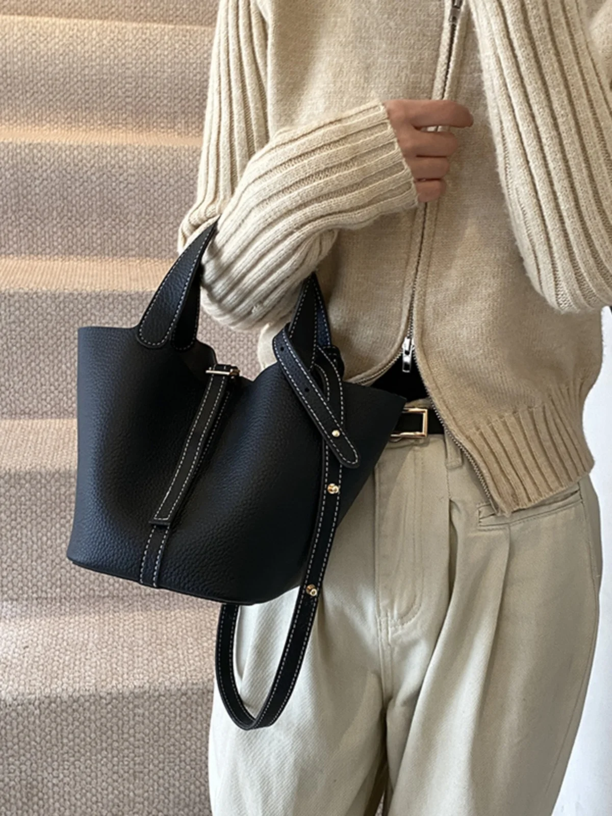 Korean Sle Simple Large Capaci Buet Handbag Women's 2024 New Faion Handbag Commuter Basket Bag Soft PU Leather
Korean Sle Simple Large Capaci Buet Handbag Women's 2024 New Faion Handbag Commuter Basket Bag Soft PU Leather
