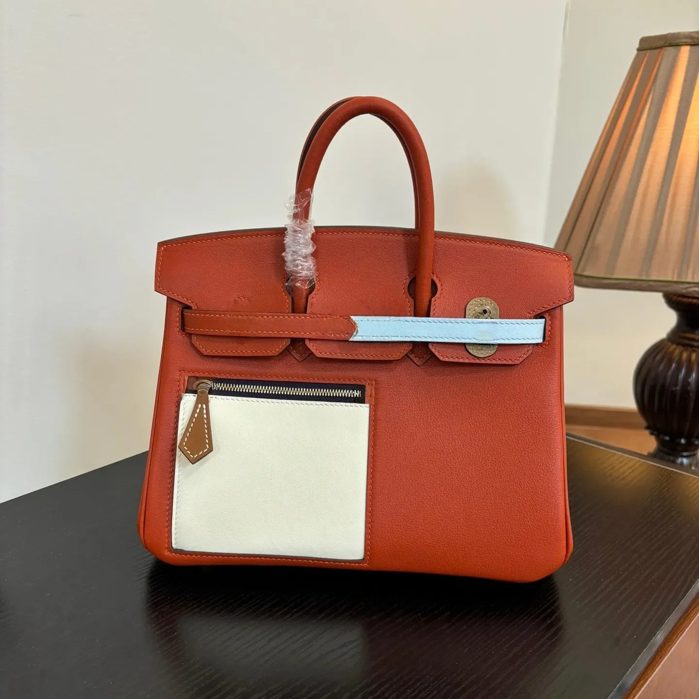 Luxurious color-blocked Birkin bag – a genuine leather handbag featuring contrasting pockets and classic hardware. YD
Luxurious color-blocked Birkin bag – a genuine leather handbag featuring contrasting pockets and classic hardware. YD
