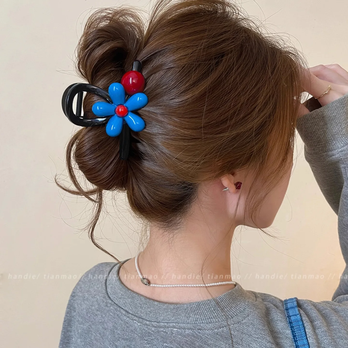 Fresh blue three-dimensional five-petaled flower hairpin, high-end temperament, versatile grab clip, back head disc hair, shark clip hair accessories
Fresh blue three-dimensional five-petaled flower hairpin, high-end temperament, versatile grab clip, back head disc hair, shark clip hair accessories
