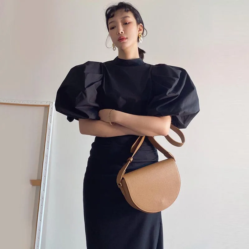 Chic Summer Cold Tone Stand Collar Bubble Sve irt with Gathered Design High Waist Slim Fit Split f Skirt Faion Set
Chic Summer Cold Tone Stand Collar Bubble Sve irt with Gathered Design High Waist Slim Fit Split f Skirt Faion Set