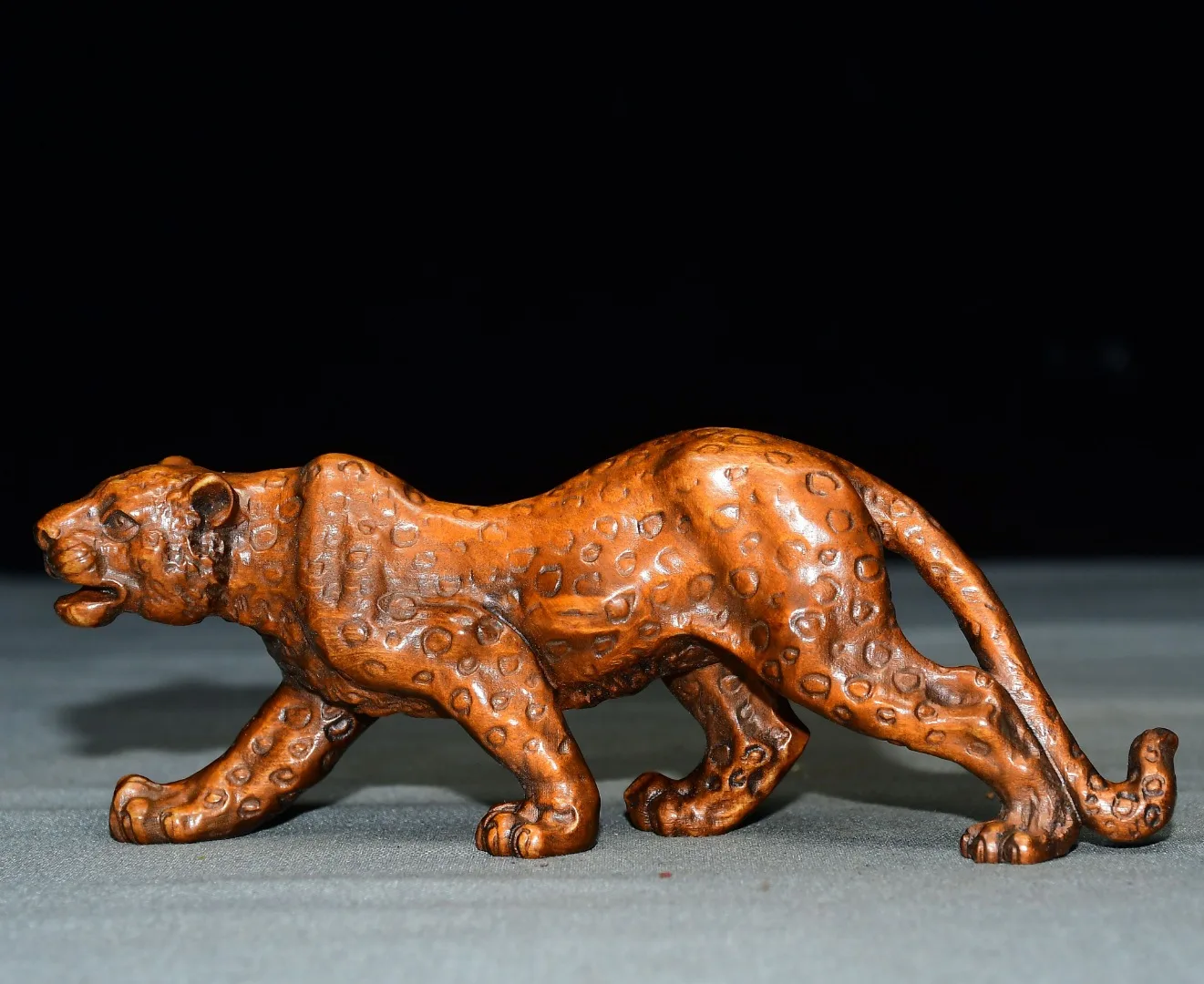 5"Old Boxwood Leopard statue Running leopard Spotted texture Wenfang screen Amass wealth Ornaments Town house
5"Old Boxwood Leopard statue Running leopard Spotted texture Wenfang screen Amass wealth Ornaments Town house