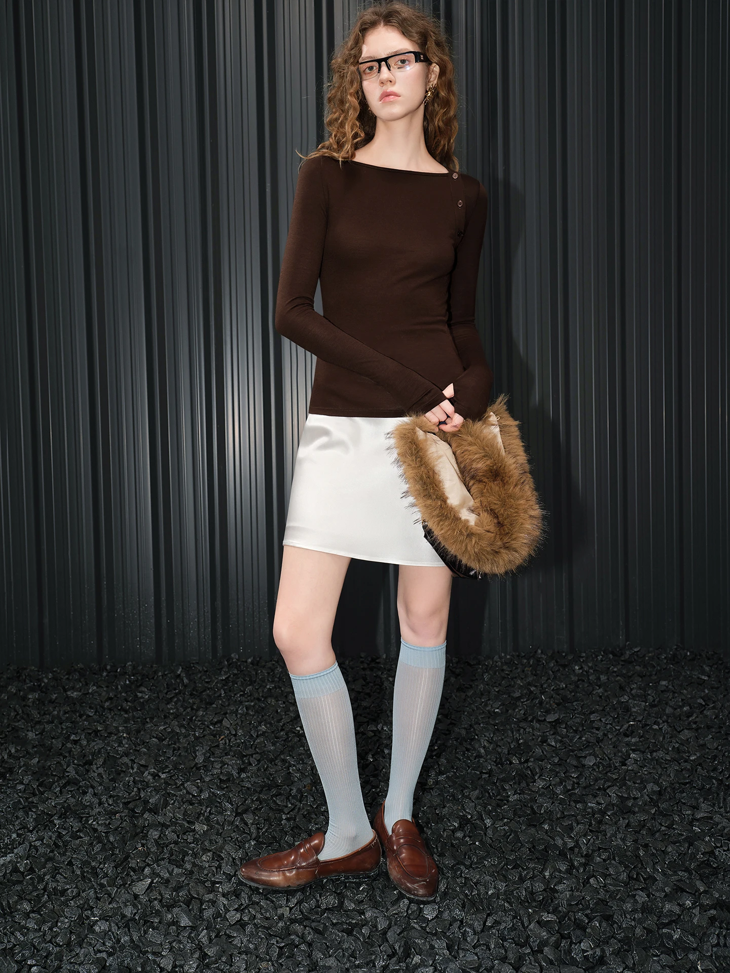 Коричневая женская футболка-лонгслив из шерстяной смеси с матовым дизайном, облегающая, с круглым вырезом, в уличном стиле
Коричневая женская футболка-лонгслив из шерстяной смеси с матовым дизайном, облегающая, с круглым вырезом, в уличном стиле