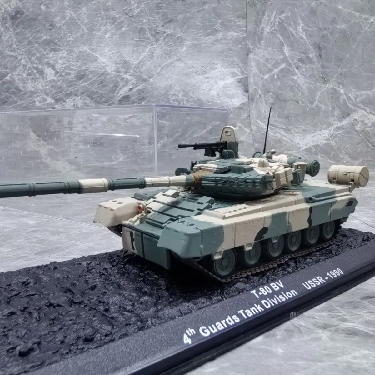 1/72 Soviet T-80 BV 1990 (alloy(main body)+plastic material) model ornament
1/72 Soviet T-80 BV 1990 (alloy(main body)+plastic material) model ornament