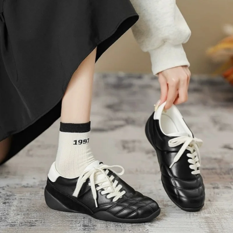 Женская обувь, новая весенняя модная повседневная обувь в студенческом стиле, мягкие удобные туфли на плоской подошве с широким носком, уличная повседневная спортивная обувь
Женская обувь, новая весенняя модная повседневная обувь в студенческом стиле, мягкие удобные туфли на плоской подошве с широким носком, уличная повседневная спортивная обувь