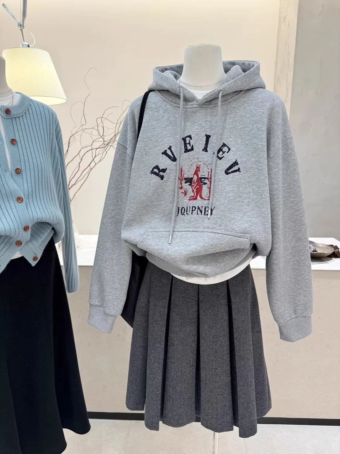 Loose Fit Hooded Sweatshirt Women's Grey Letter Print Fleece Long Sleeve Overhead Casual Thermal Versatile Korean Style Top
Loose Fit Hooded Sweatshirt Women's Grey Letter Print Fleece Long Sleeve Overhead Casual Thermal Versatile Korean Style Top