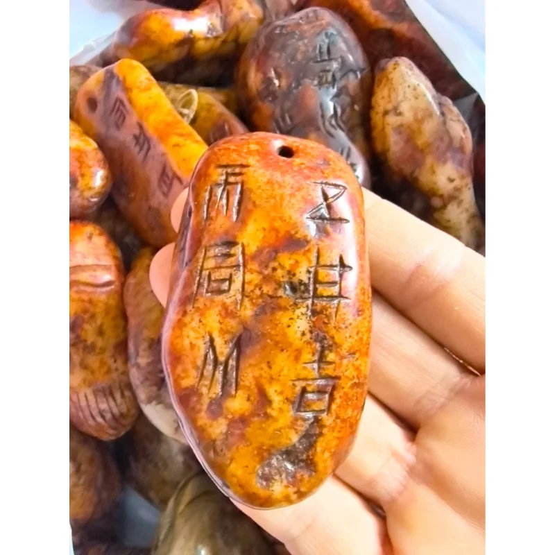 Antique jade items, antique-style Xiuyan jade crafts, ancient jade handpieces, old Xiuyan jade, ancient inscriptions on raw ston
Antique jade items, antique-style Xiuyan jade crafts, ancient jade handpieces, old Xiuyan jade, ancient inscriptions on raw ston