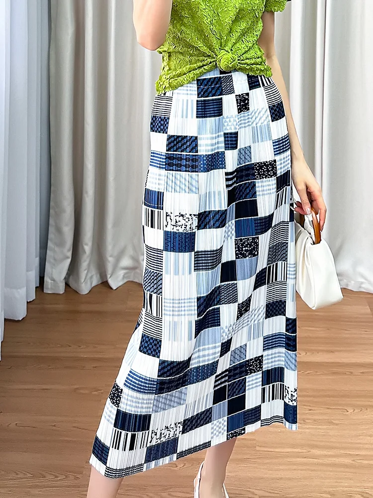 Casual Versatile Half-length Skirt with Waist-cinching Pleats in Black And White Plaid Print by Sanza Art Creation
Casual Versatile Half-length Skirt with Waist-cinching Pleats in Black And White Plaid Print by Sanza Art Creation