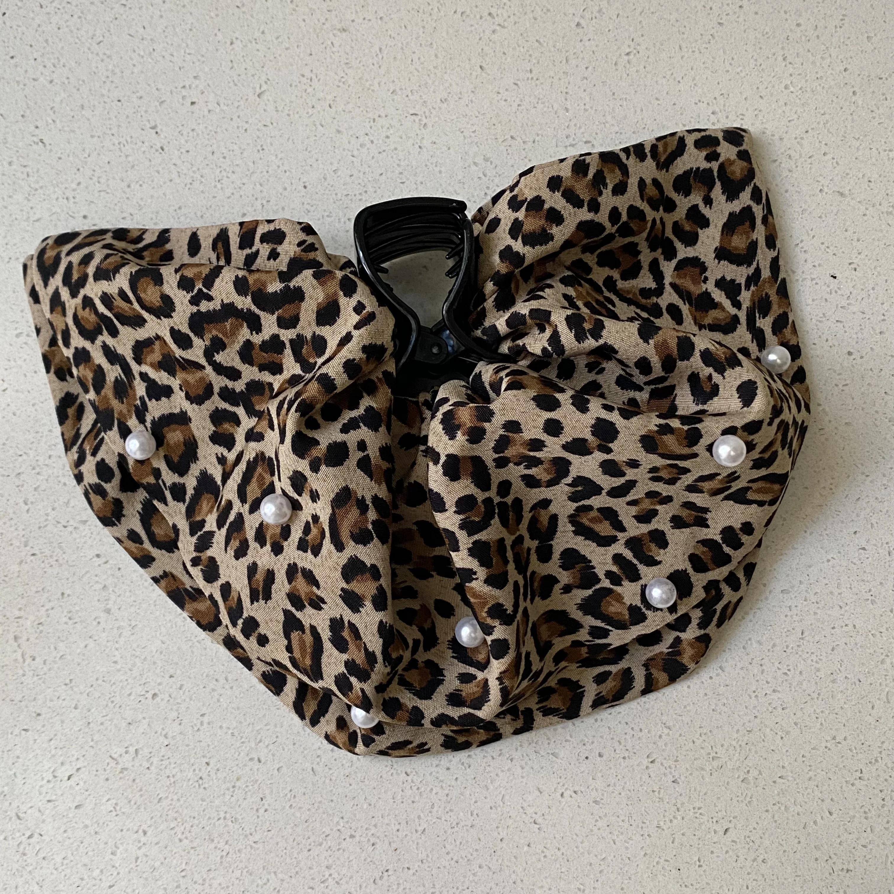 1 шт., коготь для волос с леопардовым принтом и жемчужным декором, стильный аксессуар для волос для женщин, шикарная заколка для волос для повседневного и праздничного ношения
1 шт., коготь для волос с леопардовым принтом и жемчужным декором, стильный аксессуар для волос для женщин, шикарная заколка для волос для повседневного и праздничного ношения