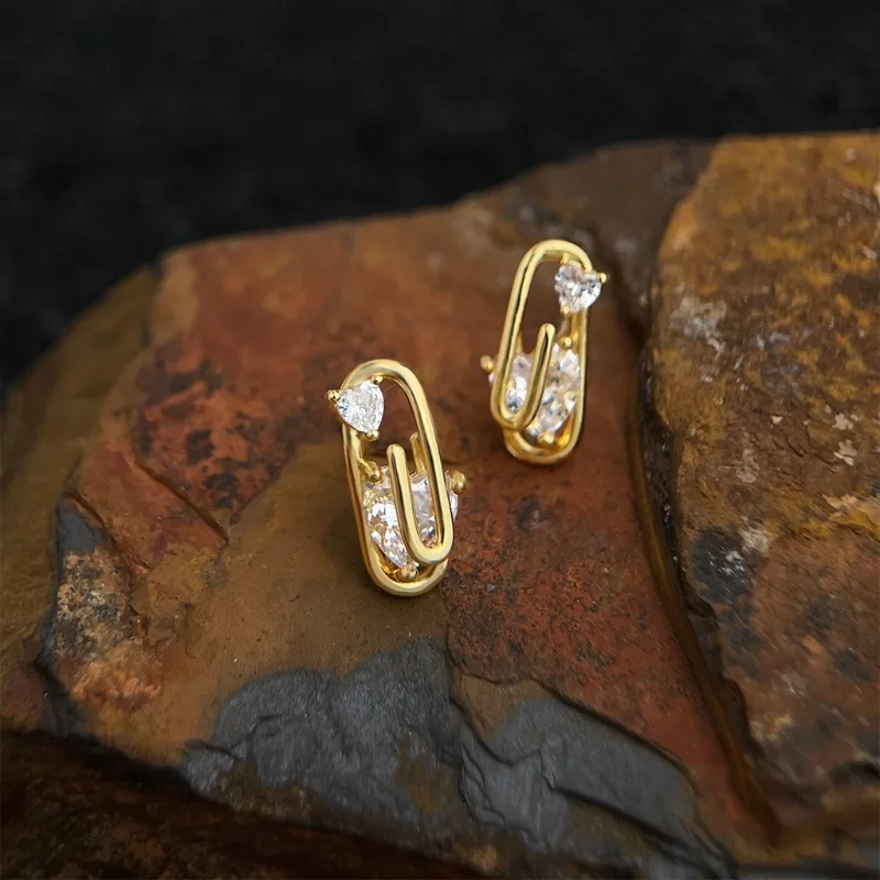 Geometric Paperclip Heart Zircon Earrings Niche Design Luxury Studs for Women
Geometric Paperclip Heart Zircon Earrings Niche Design Luxury Studs for Women