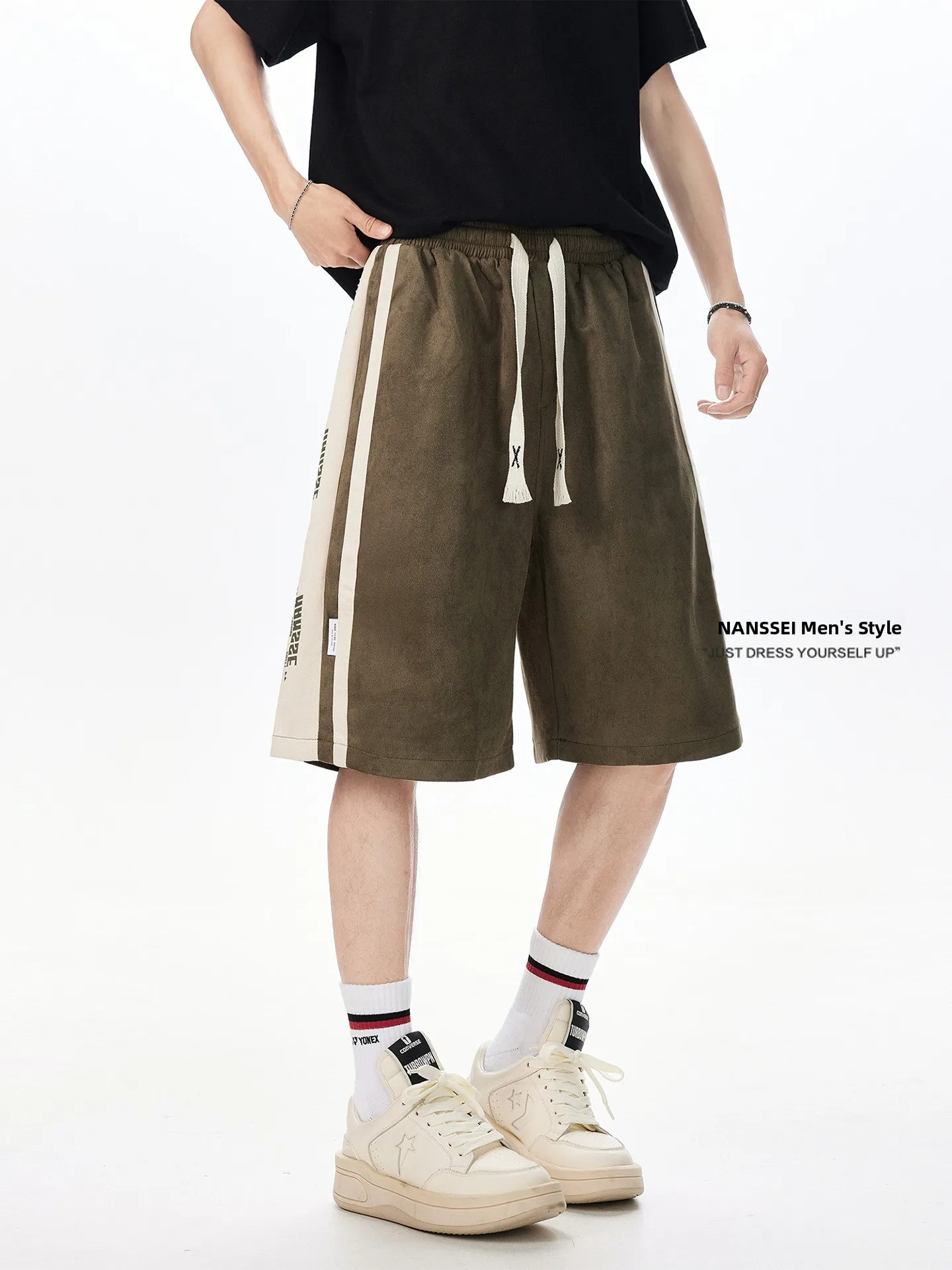 Американские замшевые повседневные мужские летние новые крутые свободные брюки с пятью точками, прямые брюки с эластичной резинкой на талии, молодежная мода
Американские замшевые повседневные мужские летние новые крутые свободные брюки с пятью точками, прямые брюки с эластичной резинкой на талии, молодежная мода