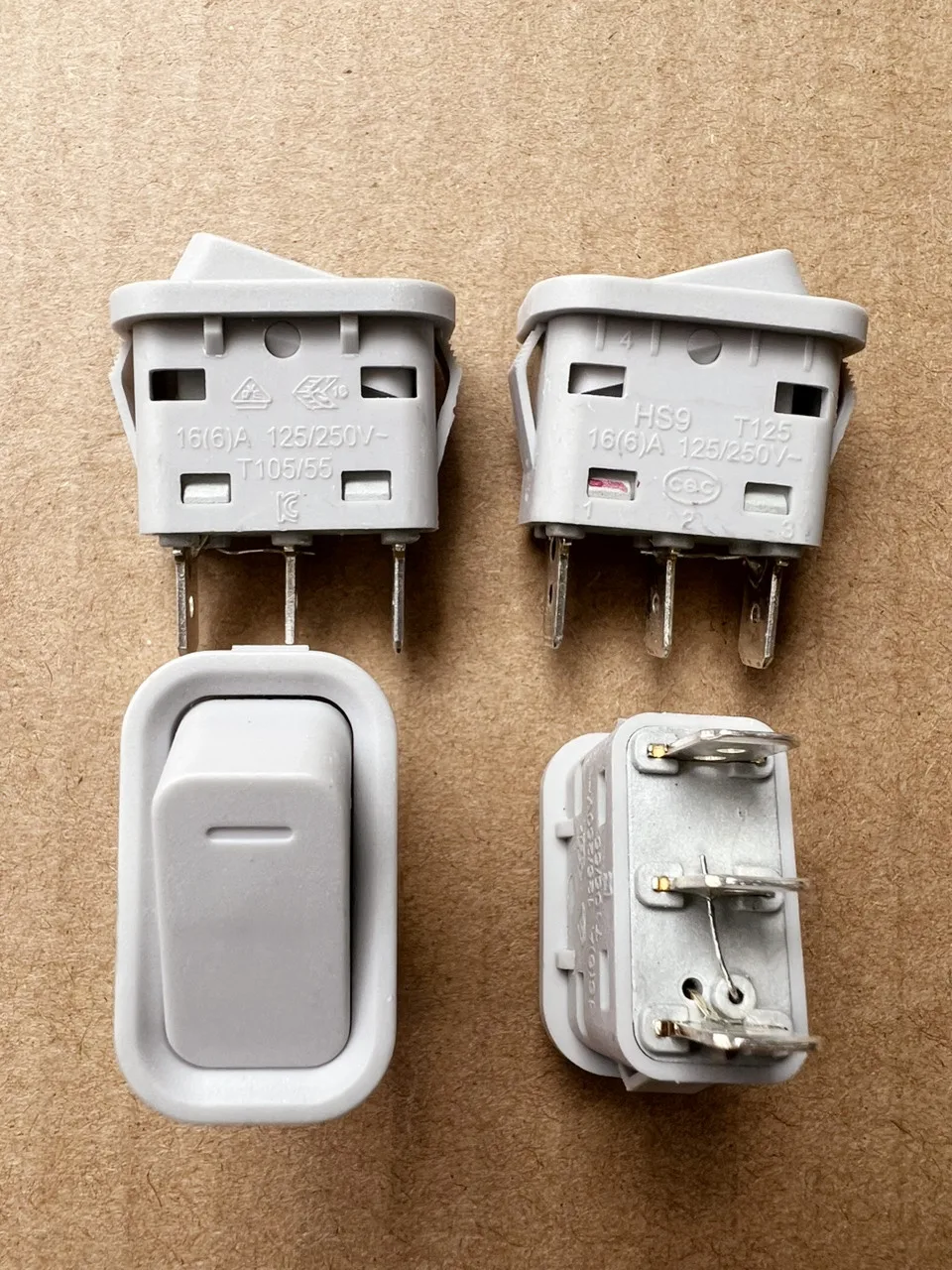 Оригинальный новый 100% HS9 HU4C0NN 3-контактный 2-ступенчатый водонепроницаемый кулисный переключатель с оранжевым светом, подходит для электрического нагревателя 16A250V
Оригинальный новый 100% HS9 HU4C0NN 3-контактный 2-ступенчатый водонепроницаемый кулисный переключатель с оранжевым светом, подходит для электрического нагревателя 16A250V