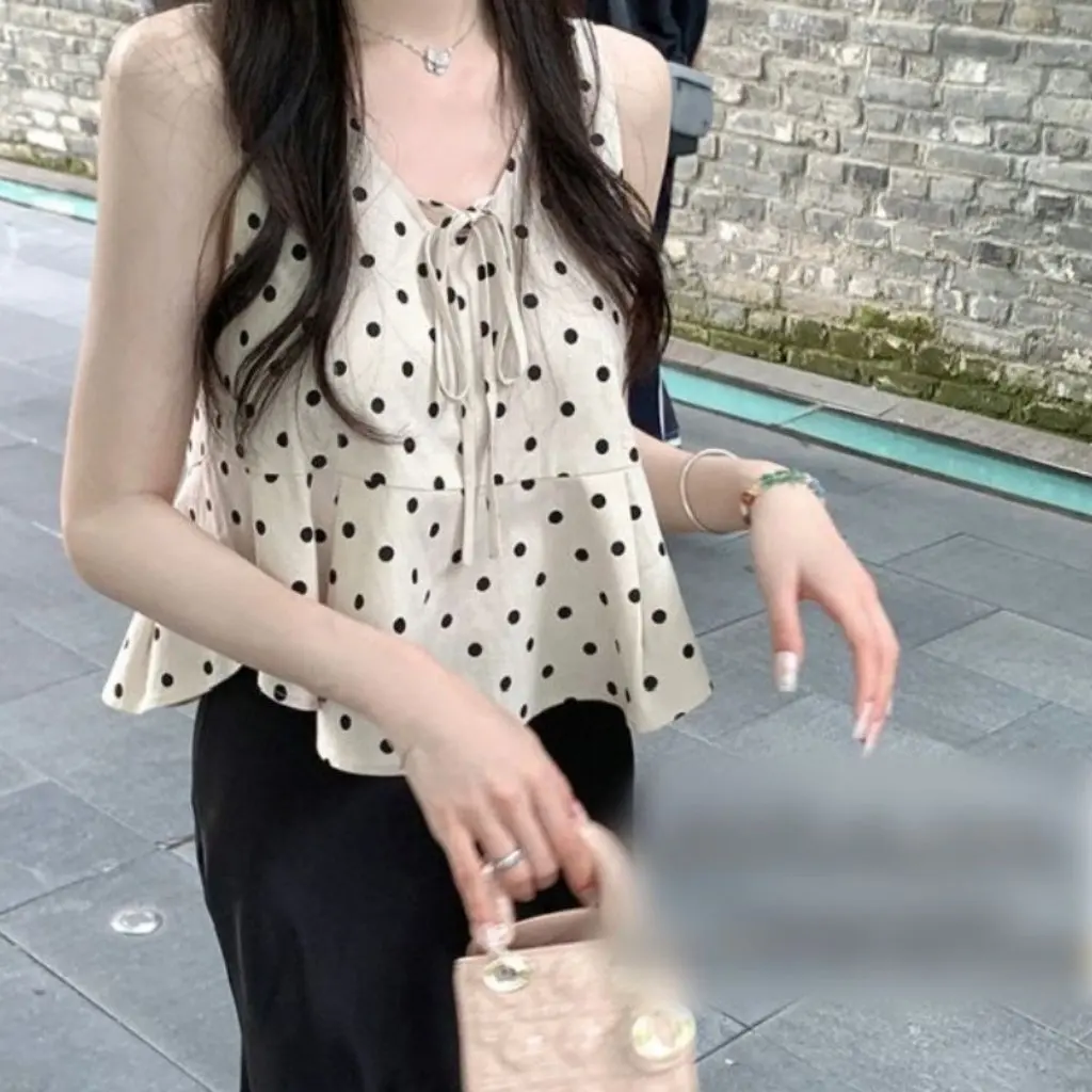 Летний женский топ без рукавов в горошек в корейском стиле с V-образным вырезом и рюшами на бретельках с юбкой «рыбий хвост»
Летний женский топ без рукавов в горошек в корейском стиле с V-образным вырезом и рюшами на бретельках с юбкой «рыбий хвост»