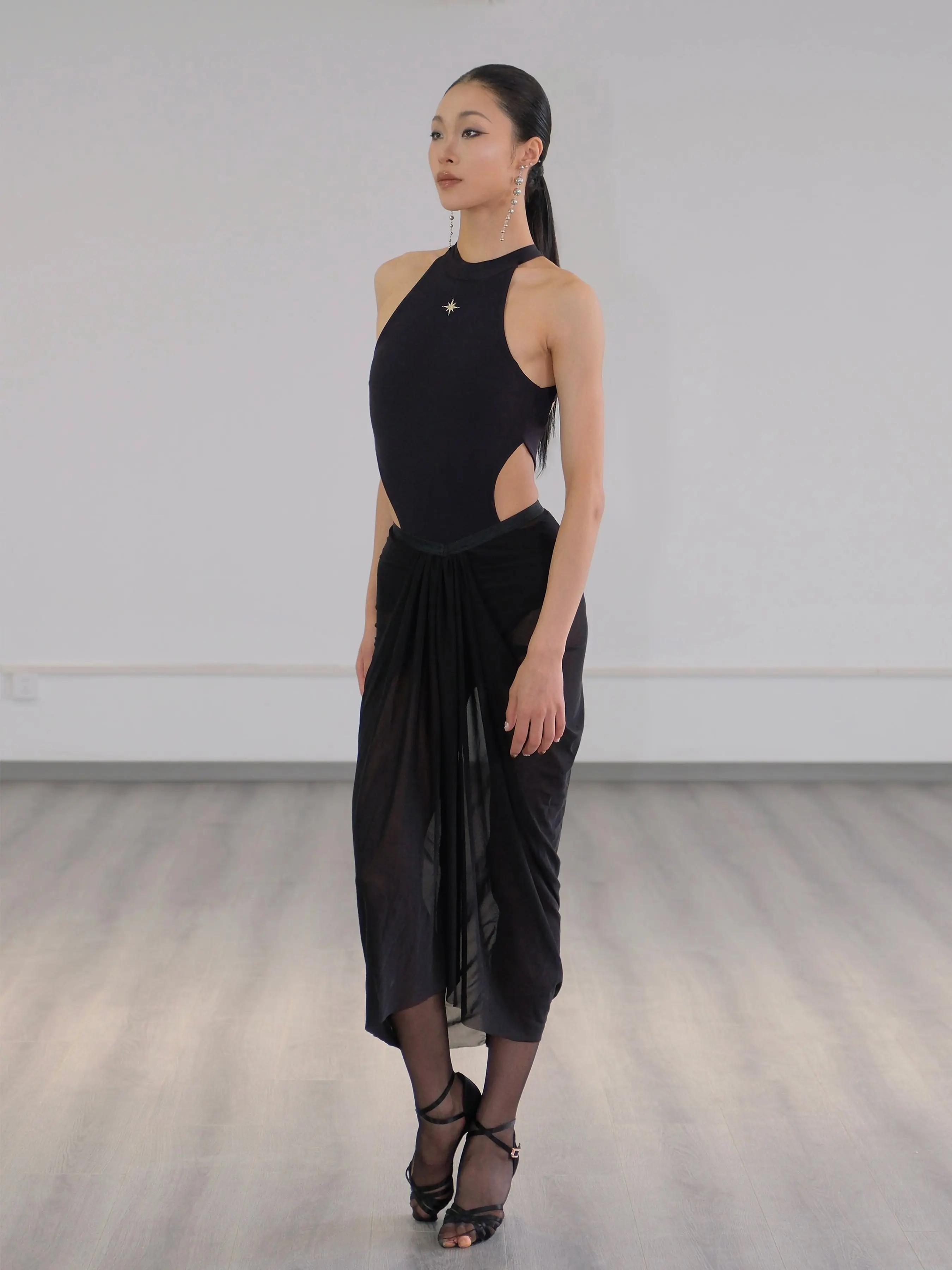 Latin Dance Costume Hollow Sleeveless Backless Jumpsuit Mesh Skirt Suit Practice Chacha Tango Samba Dance Clothes DQL10081
Latin Dance Costume Hollow Sleeveless Backless Jumpsuit Mesh Skirt Suit Practice Chacha Tango Samba Dance Clothes DQL10081